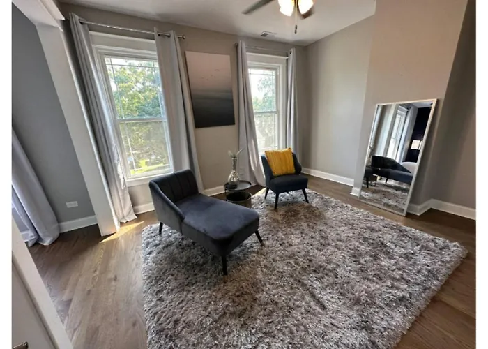 Near & Museum • Modern • Game Area * Chicago